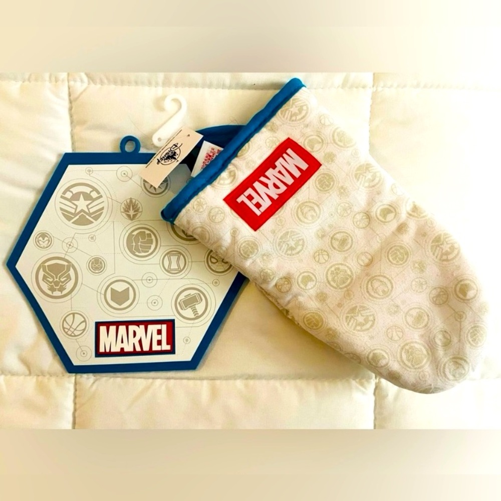 Disney Marvel Avengers Oven Mitt & Silicone Hot Plate Set Kitchen Baking 2 Piece